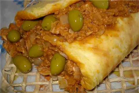 Rocambole de batata com sardinha ao molho e azeitonas um pra