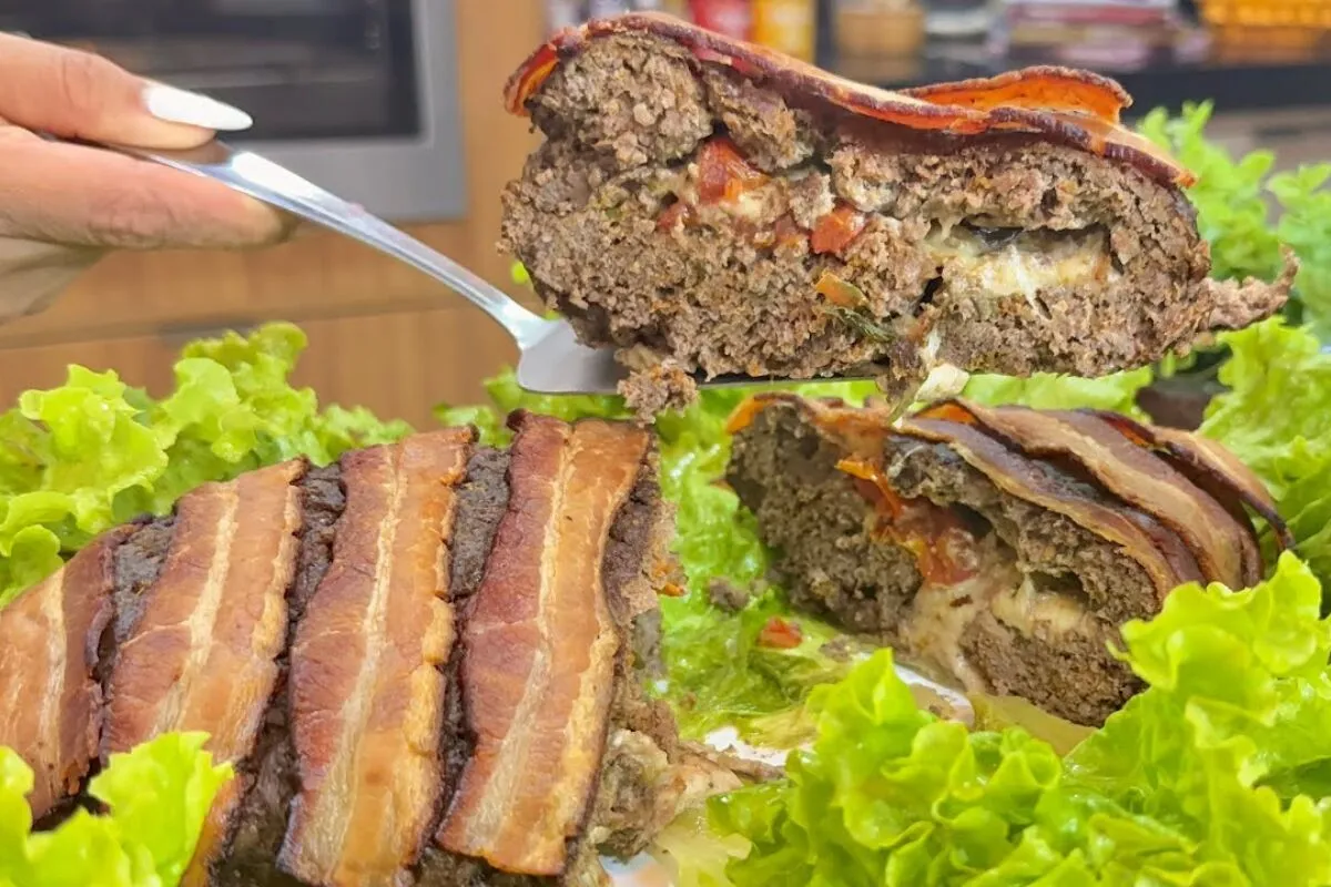 Rocambole de carne com recheio cremoso e massa suculenta que