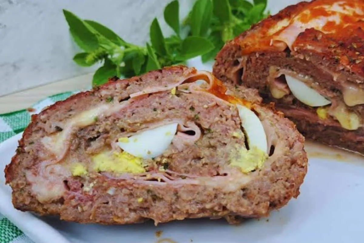 Rocambole de carne moída bem recheado e molhadinho para o ja