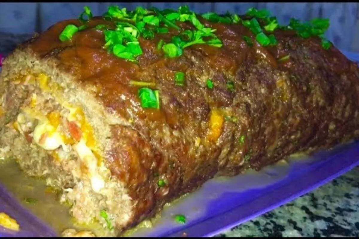 Rocambole de carne moída bem recheado e muito suculento