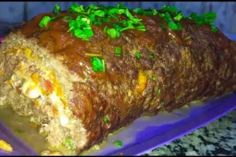 Rocambole de carne moída bem recheado e muito suculento