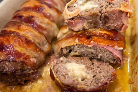 Rocambole de carne moída com bacon super recheado e suculent