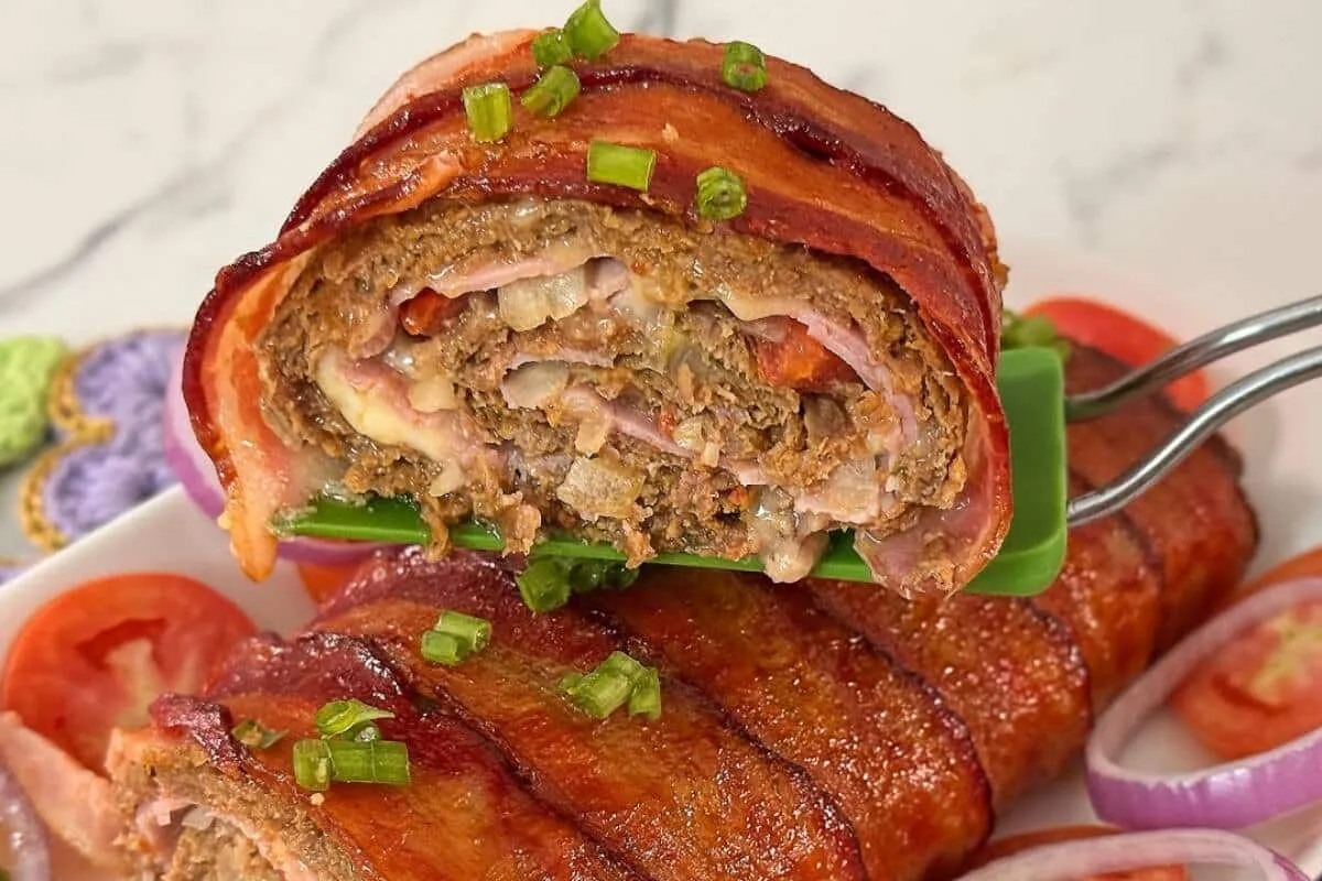 Rocambole de carne moída enrolado com bacon: a melhor sugest