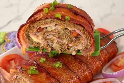 Rocambole de carne moída enrolado com bacon: a melhor sugest