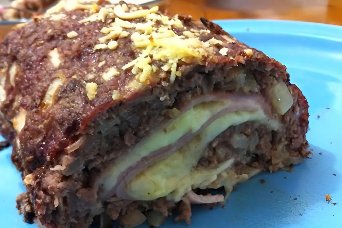 Rocambole de carne moída recheado com presunto e queijo fáci