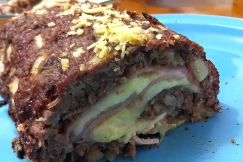 Rocambole de carne moída recheado com presunto e queijo fáci