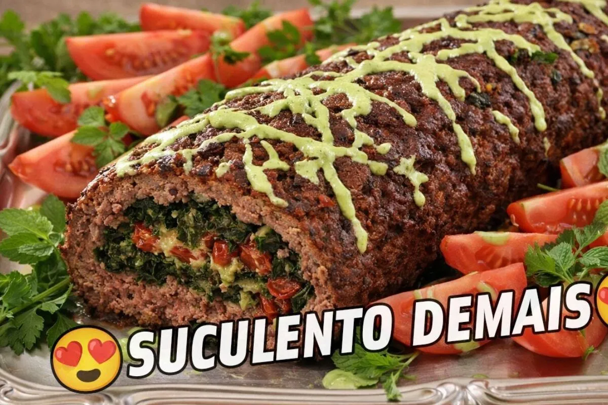 Rocambole de carne moída recheado com requeijão, espinafre e