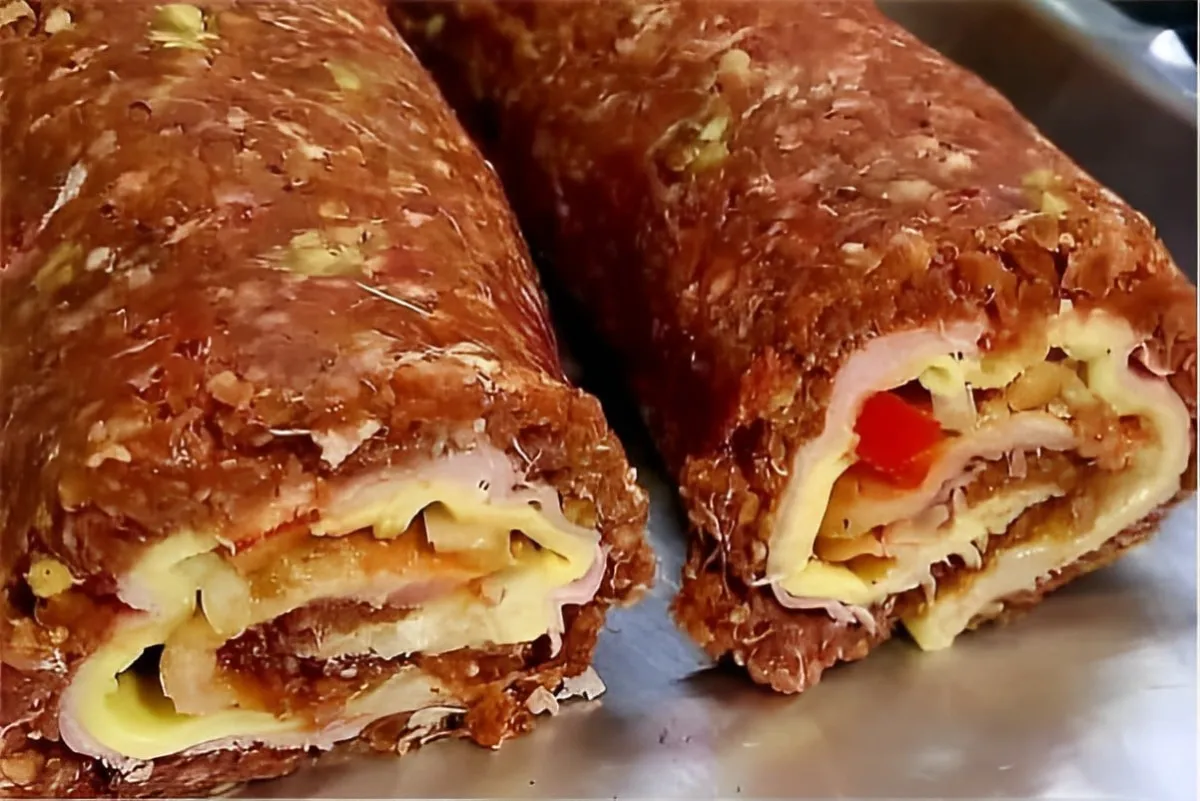 Rocambole de carne moída recheado um prato delicioso para se