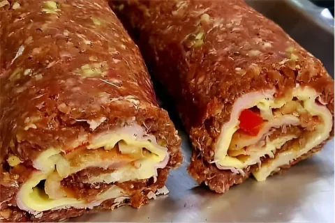Rocambole de carne moída recheado um prato delicioso para se