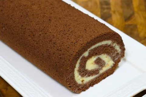 Rocambole de chocolate com leite ninho, o famoso bolo de rol