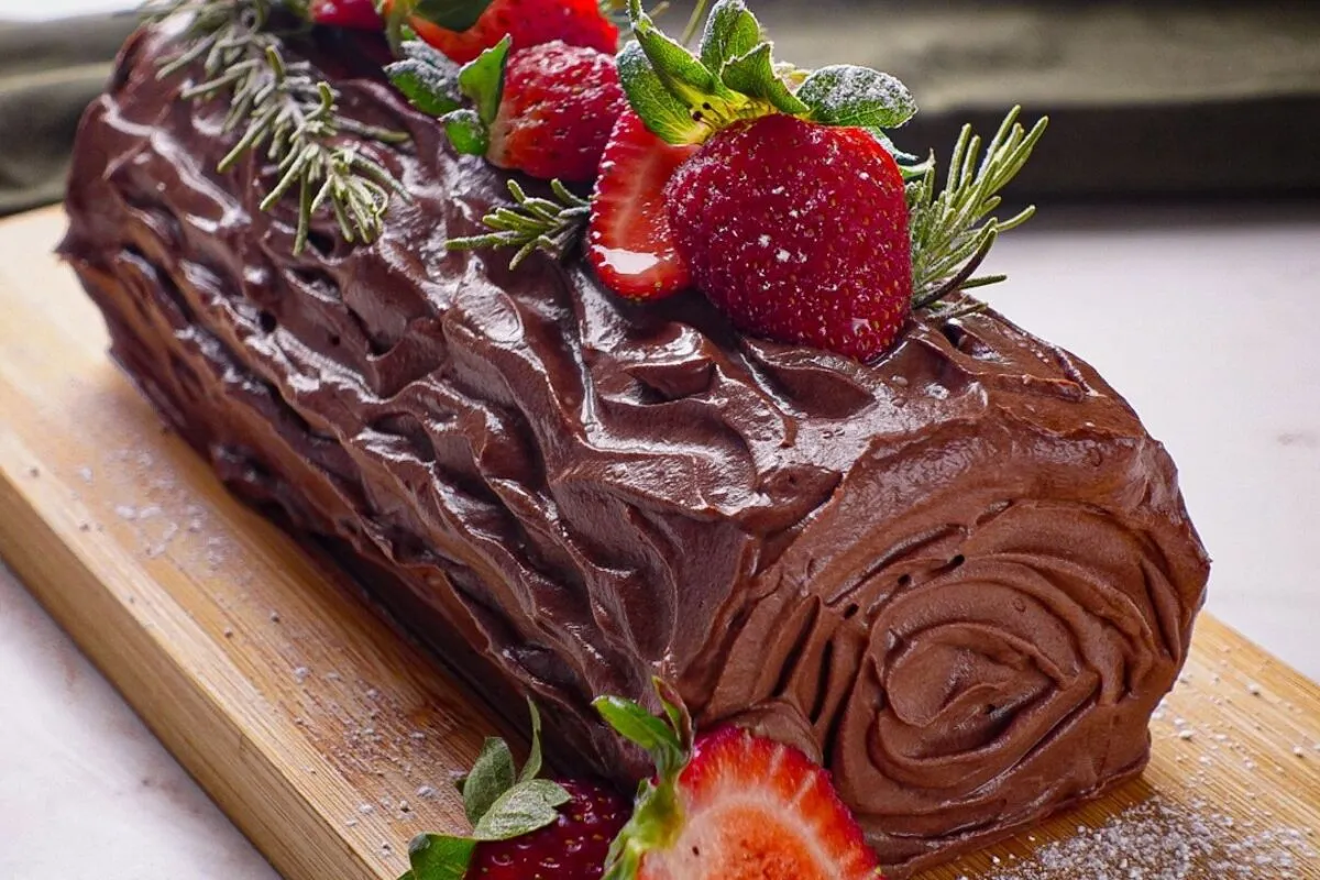 Rocambole de chocolate com recheio generoso, que parece uma