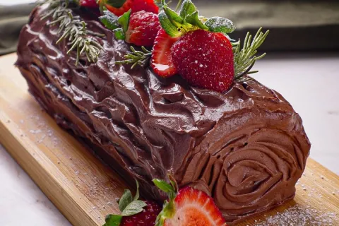 Rocambole de chocolate com recheio generoso, que parece uma 