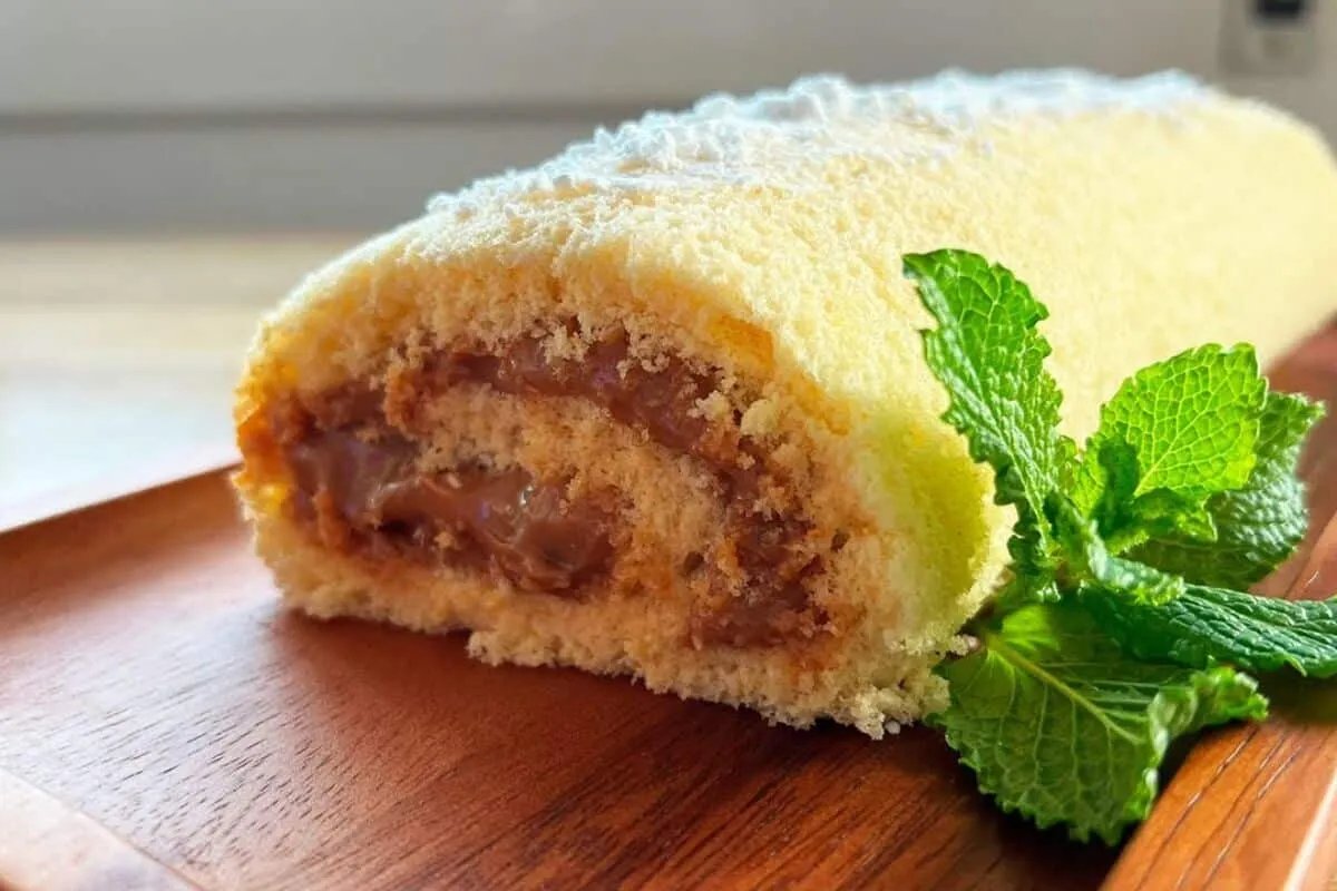 Rocambole de doce de leite com uma massa bem fofinha e muito