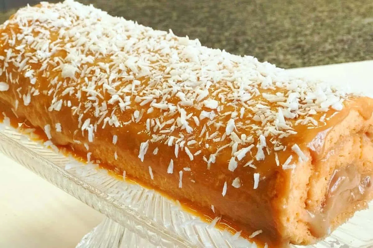 Rocambole de doce de leite: essa massa fica perfeita e não q