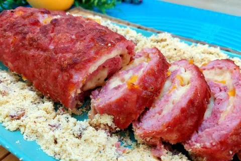 Rocambole de linguiça recheado com apenas 3 ingredientes par