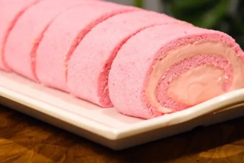 Rocambole de morango fofinho com recheio cremoso, bolo suíço