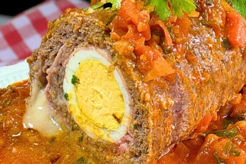 Rocambole salgado de carne moída prático, bem recheado e suc