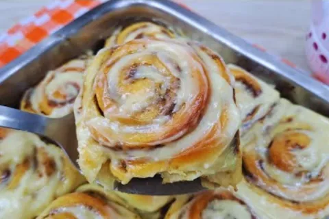 Rolinho de canela úmidos e fofinhos iguais aos cinnamon roll
