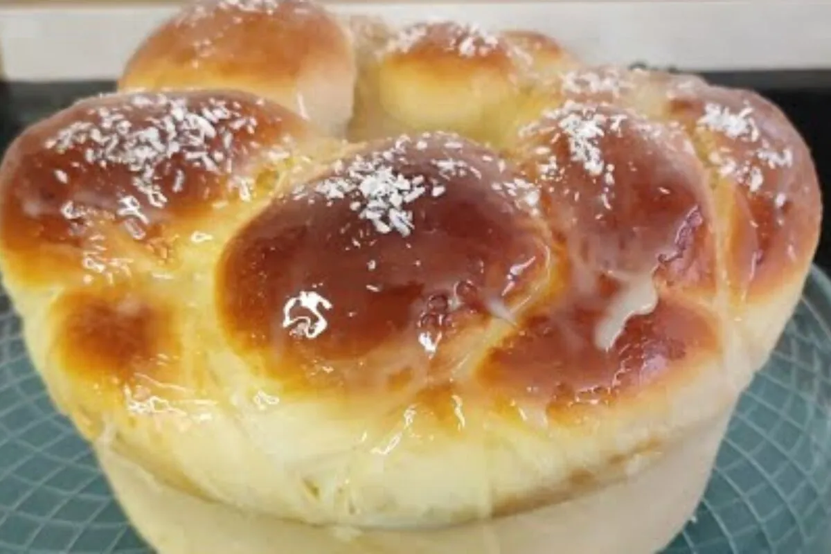 Rosca de coco fofinha e macia preparada de forma simples, pe