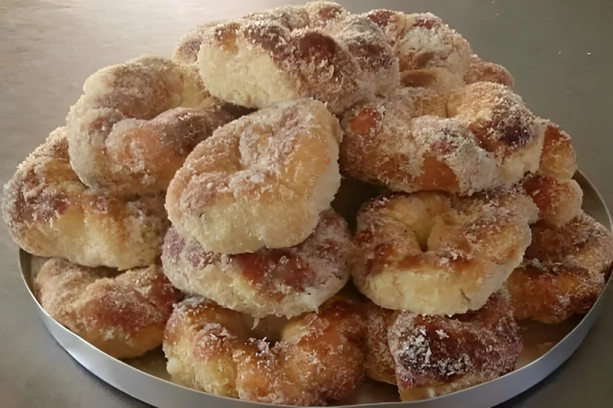 Rosca de leite condensado fácil coberta com coco uma delícia