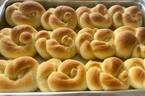 Rosca de leite Ninho tão macia e fofinha que desmancha na bo
