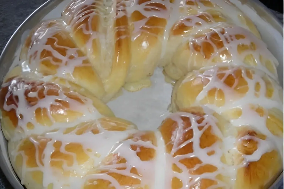 Rosca doce caseira com cobertura de leite de coco fácil e fi