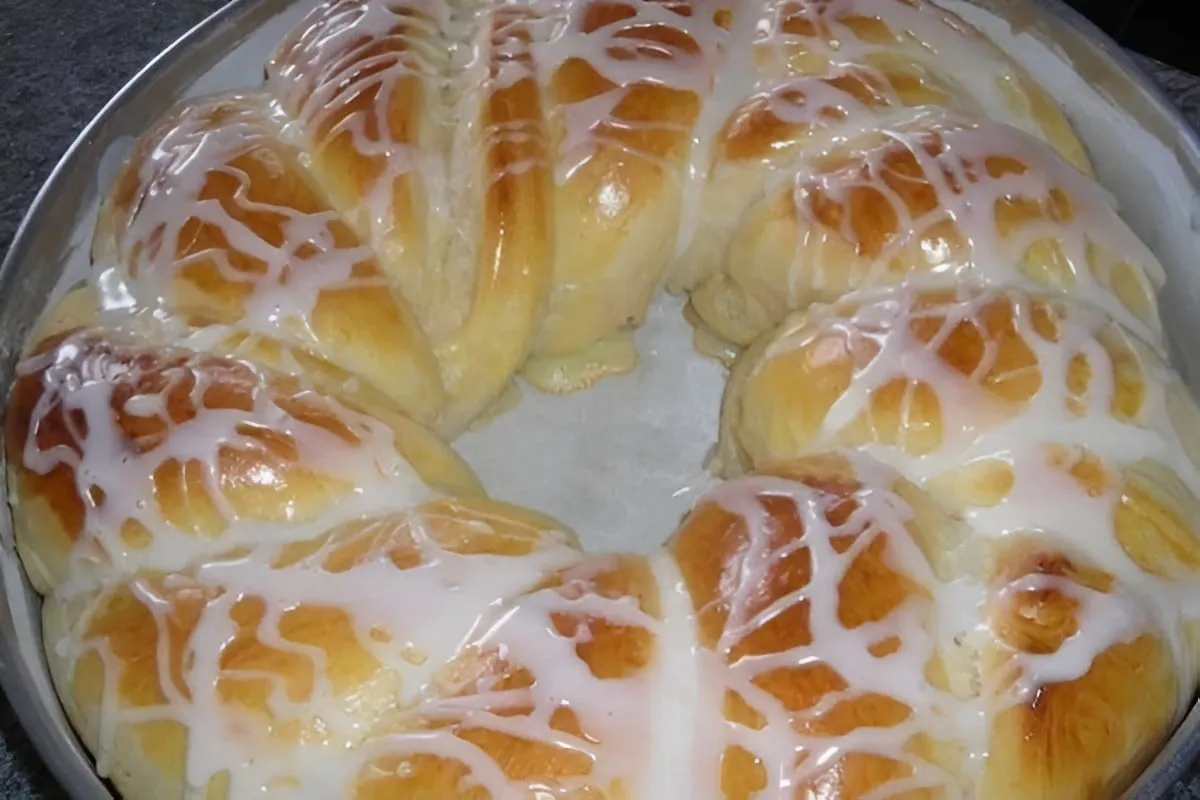Rosca doce caseira fácil com cobertura de leite de coco muit