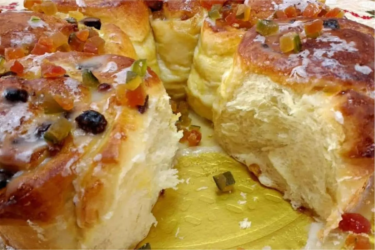 Rosca natalina um pão doce com frutas secas que é a cara do
