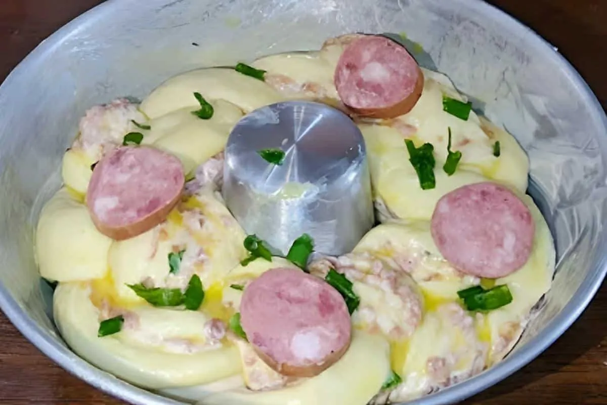 Rosca salgada recheada ou pão recheado delicioso e perfeito