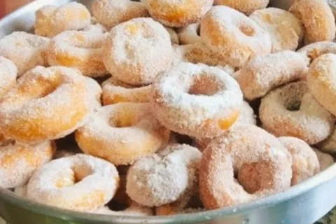 Rosquinha caseira frita bem sequinha e fofinha, com aquele s
