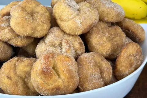 Rosquinha de banana fofinha e deliciosa, para o café da manh