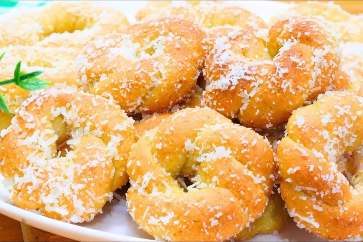 Rosquinha de coco assada que desmancha na boca, perfeita par