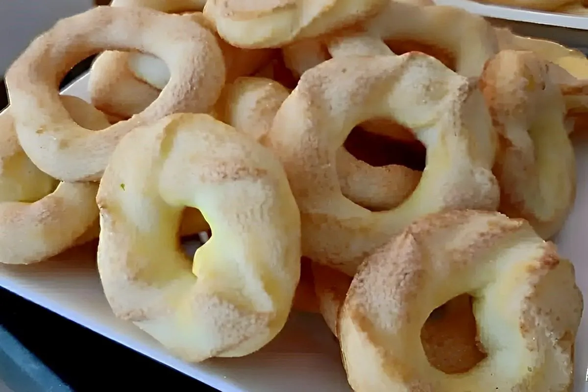 Rosquinha doce de polvilho assada no forno perfeita para ser