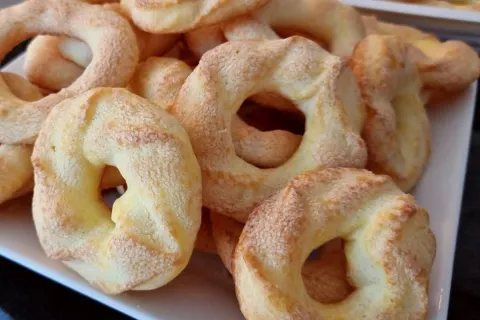 Rosquinha doce de polvilho crocante e deliciosa, perfeita pa