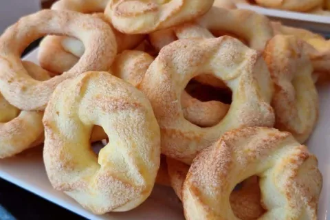 Rosquinha doce de polvilho da vovó para servir no lanche da 