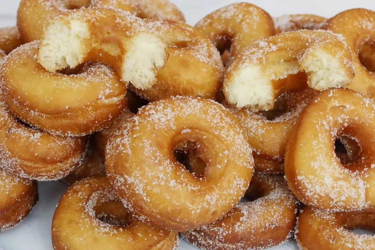 Rosquinha frita açucarada da vovó: macia e sem encharcar de