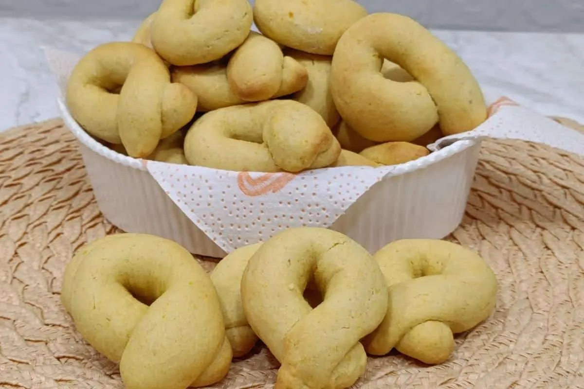 Rosquinhas de milho da fazenda para o café da tarde da sua f