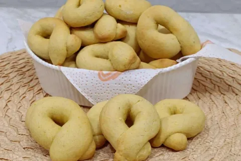 Rosquinhas de milho da fazenda para o café da tarde da sua f
