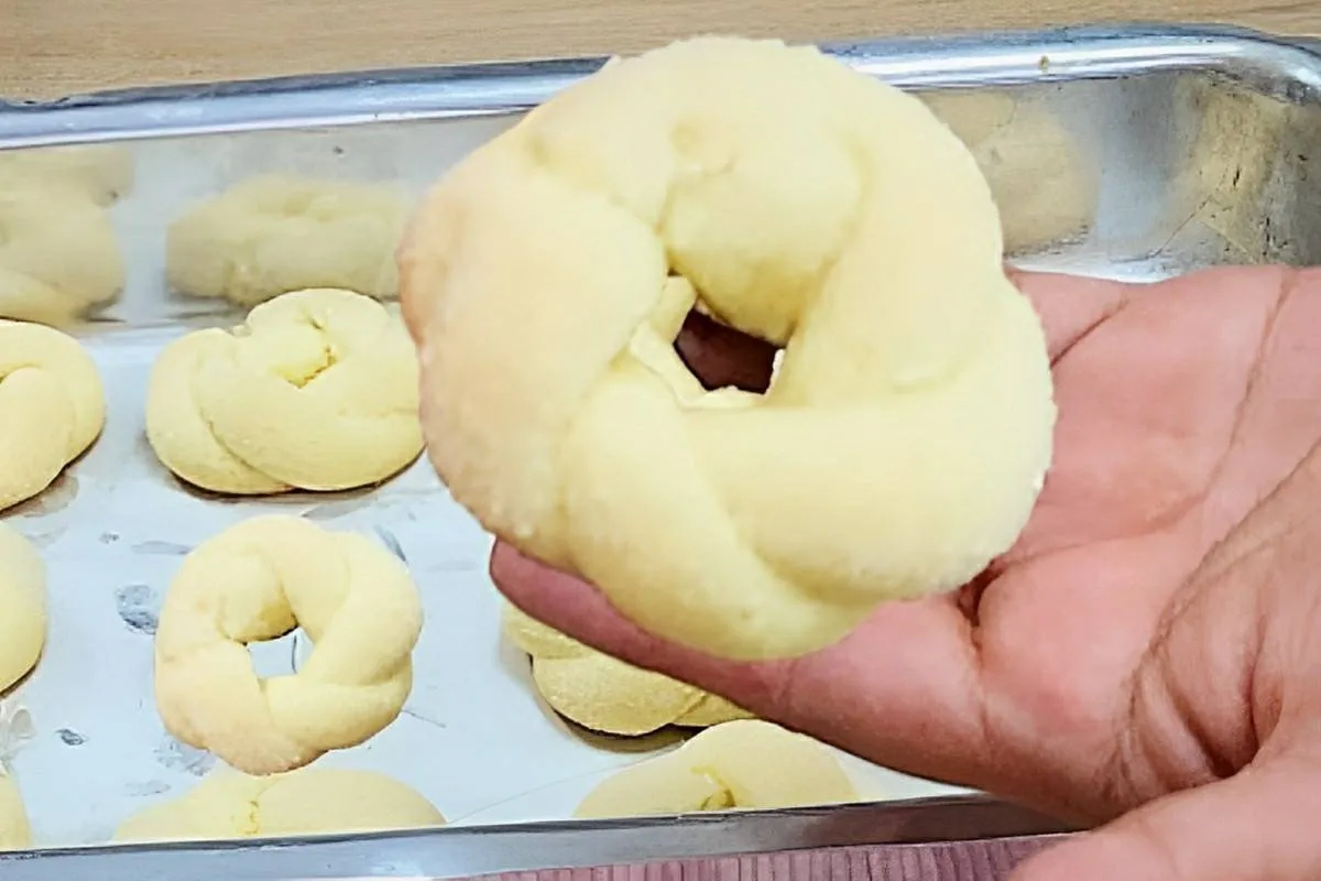 Rosquinhas de padaria açucaradas feitas com poucos ingredien