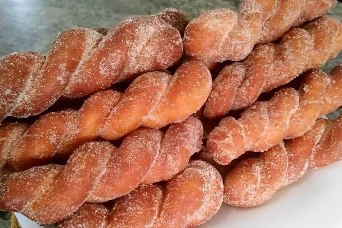 Rosquinhas fritas com açúcar e canela feita com ingredientes