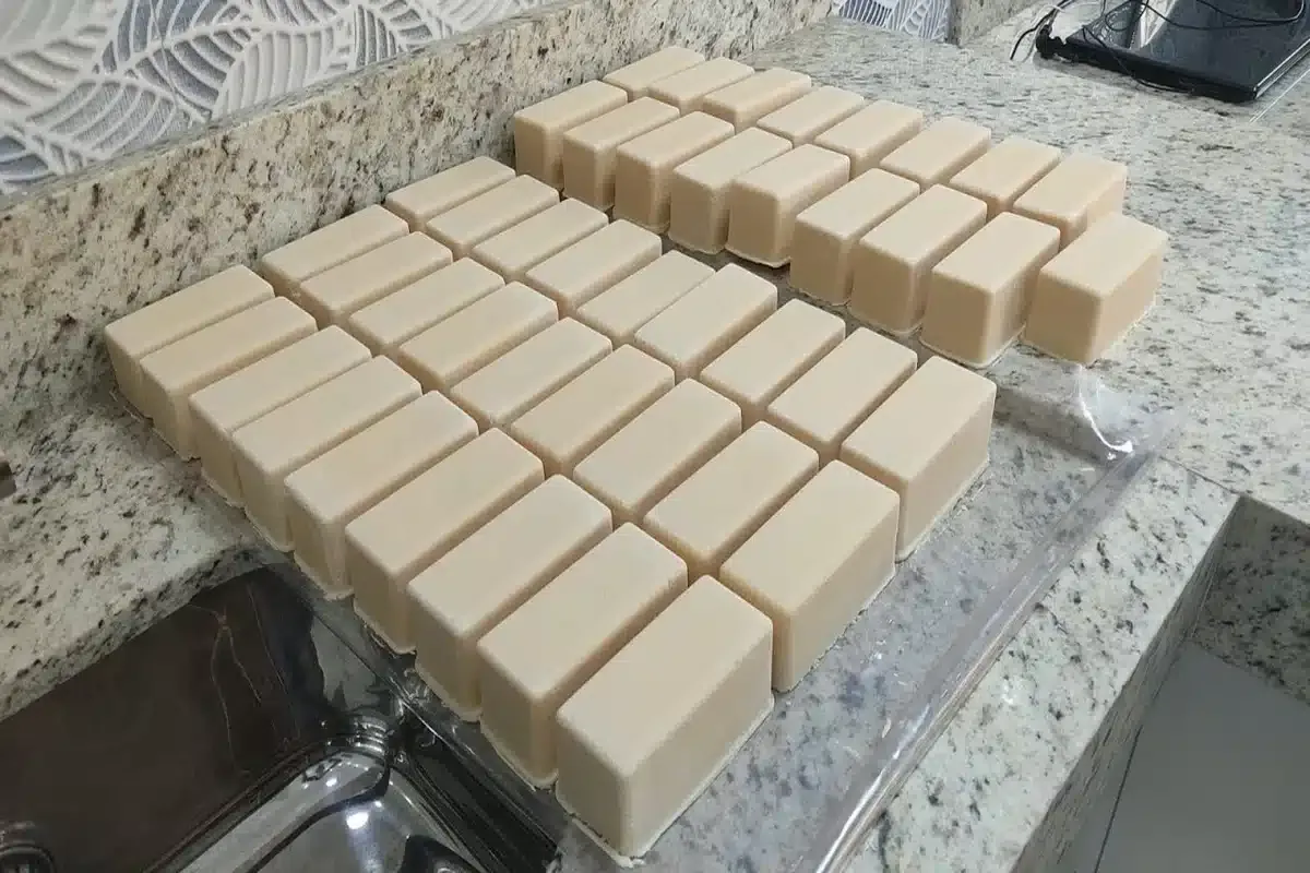 Sabão caseiro multiuso que serve para lavar roupas ou para l