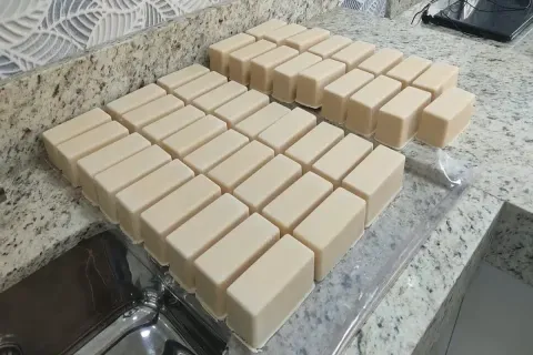 Sabão caseiro multiuso que serve para lavar roupas ou para l