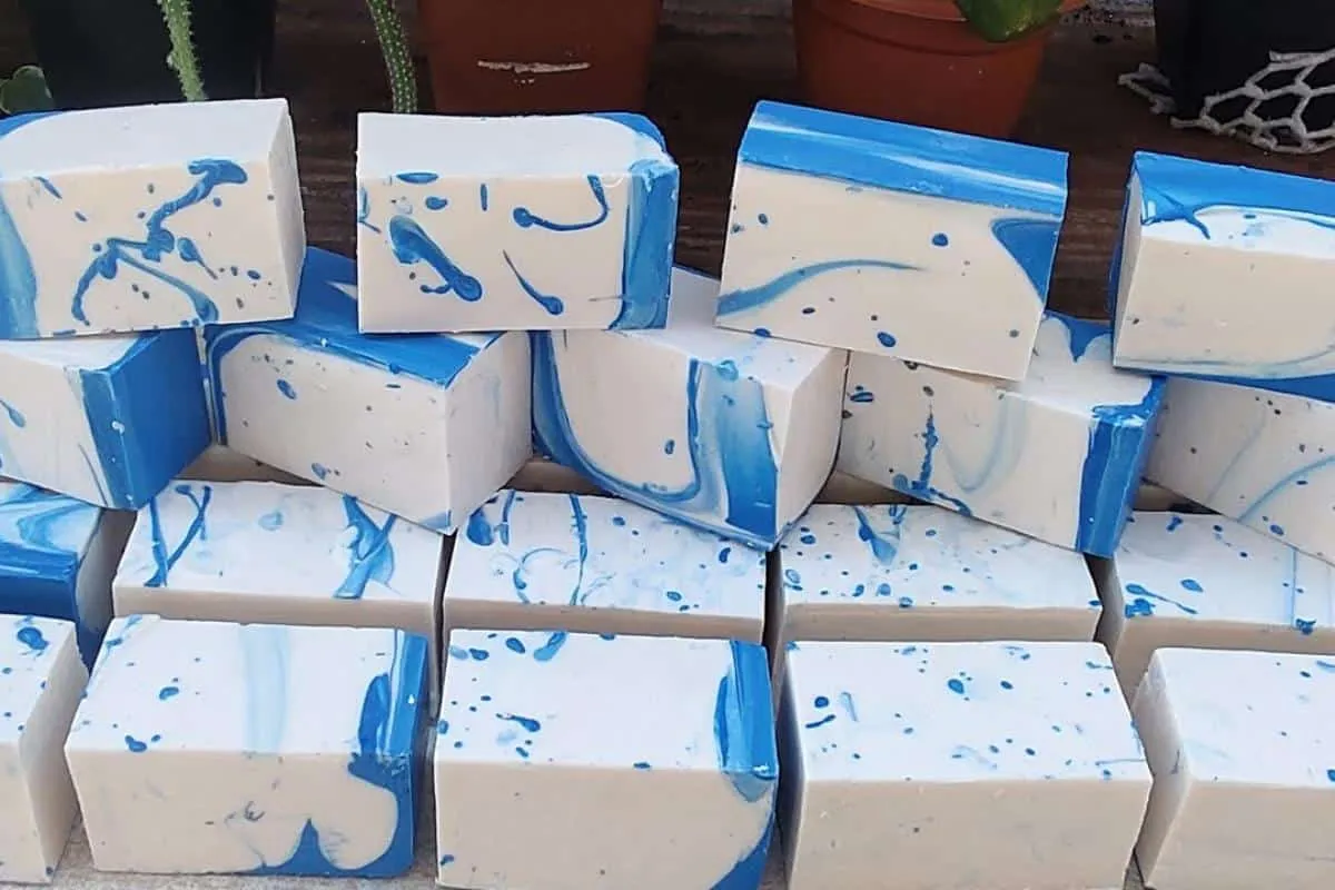 Sabão caseiro surpreendente que rende várias barras e espuma