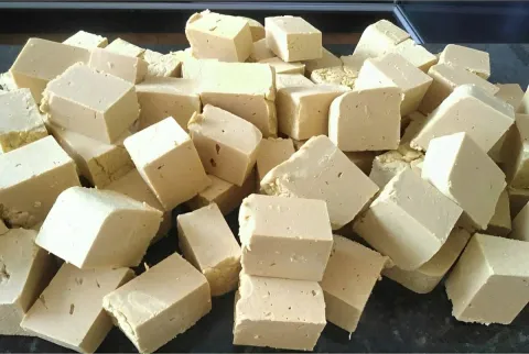 Sabão de óleo usado para evitar o desperdício e fazer um sab