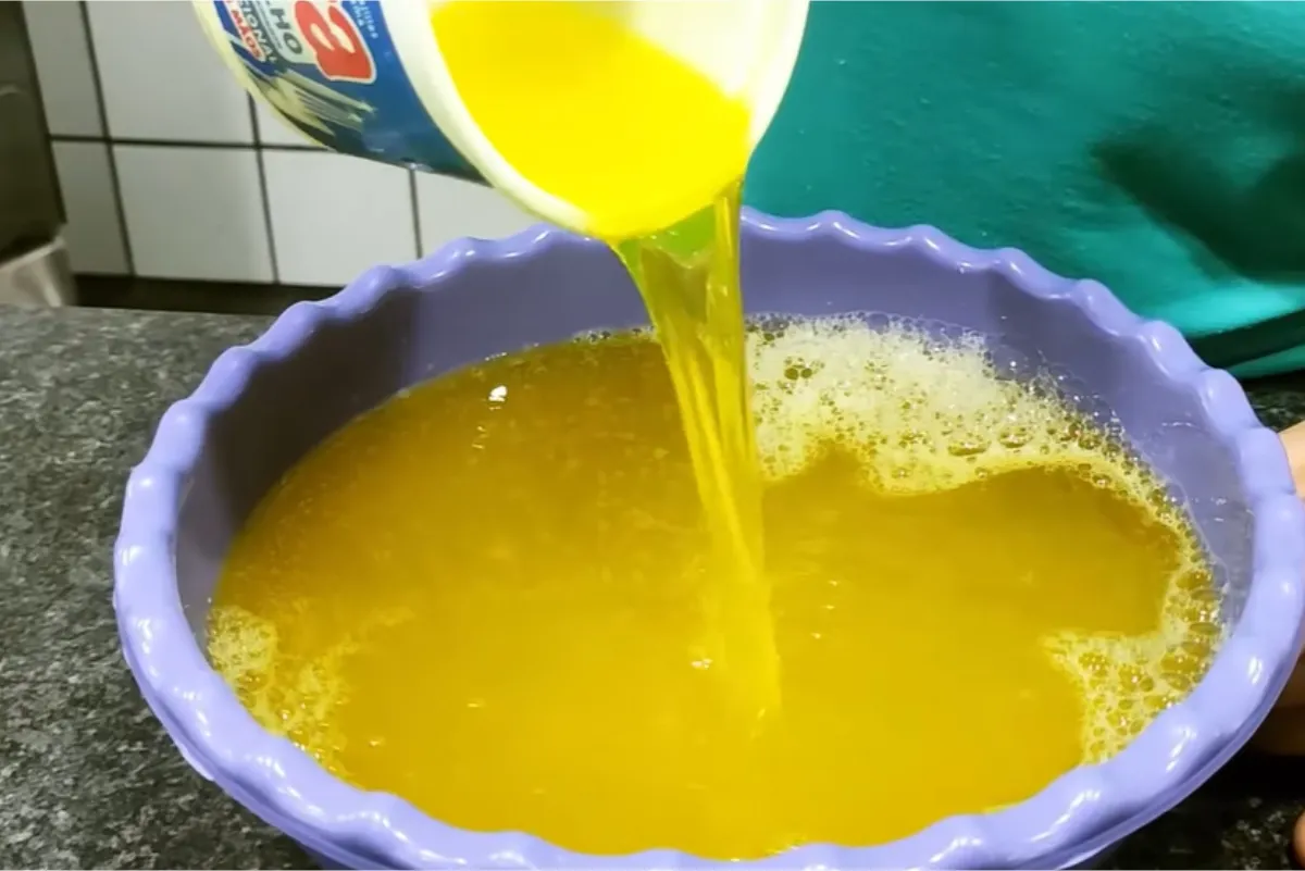 Sabão líquido concentrado e que espuma bastante: remove a su