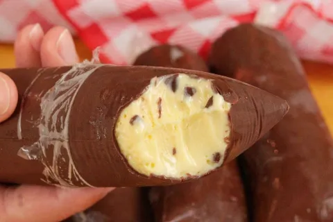 Sacolé de maracujá com casquinha de chocolate crocante por f