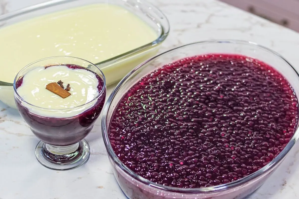 Sagu de vinho perfeito servido com creme branco especial, um