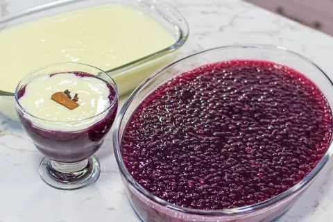 Sagu de vinho perfeito servido com creme branco especial, um