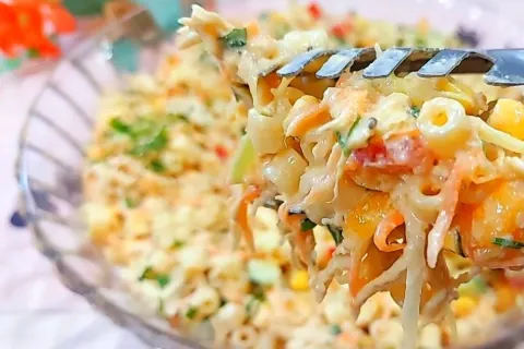 Salada com macarrão completa e colorida, que leva repolho e 