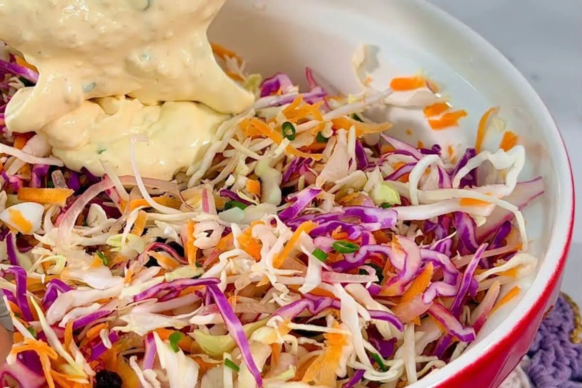 Salada cremosa, fácil de fazer e com um molho divino, perfei